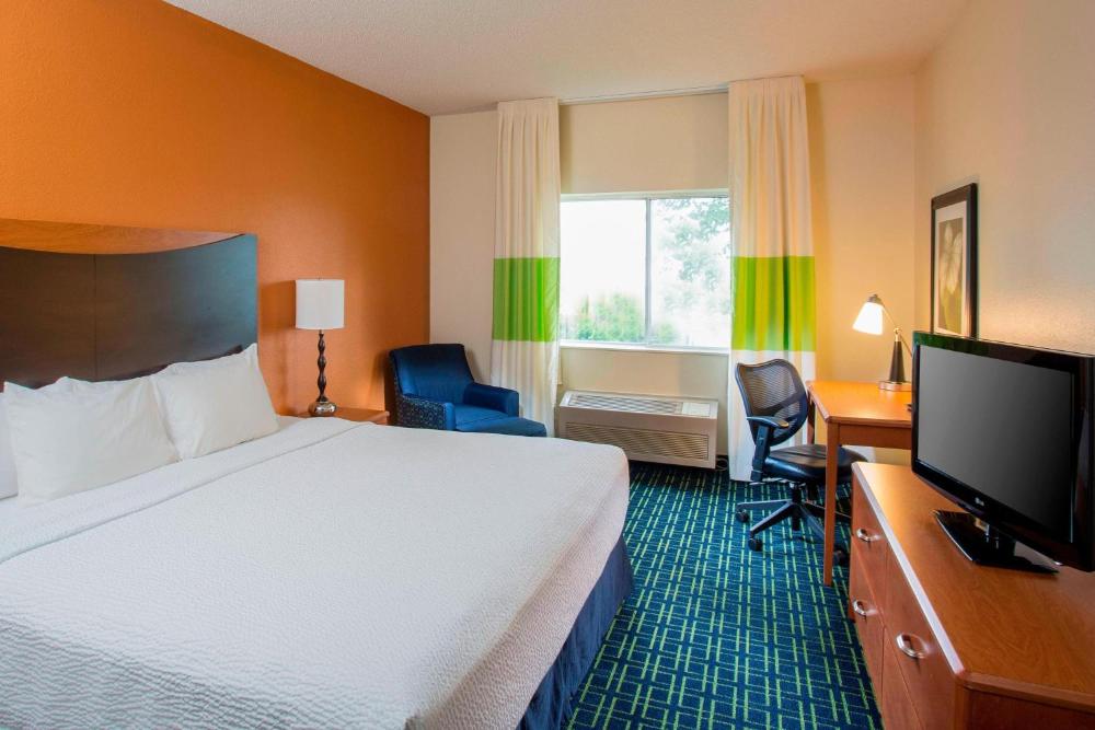 King Room with Roll-In Shower - Mobility Access/Communication Assistance interior