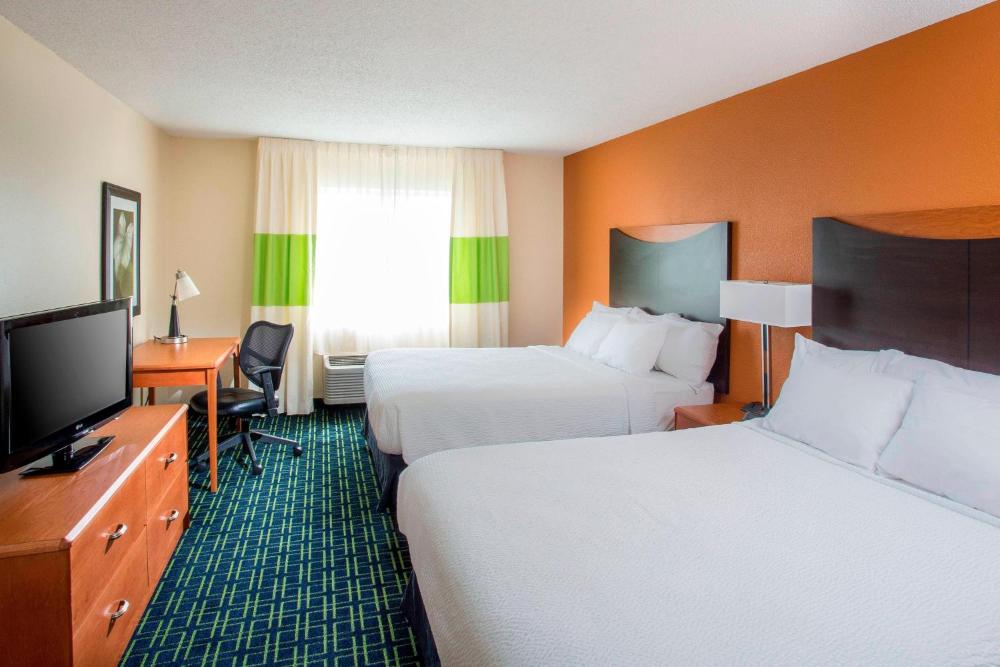 Double Room with Two Double Beds and Bathtub - Mobility Access/Communication Assistance interior